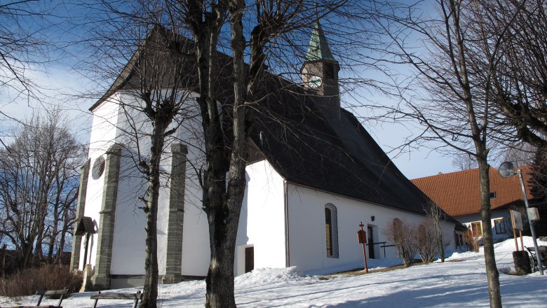 Parish church Maria Namen, © Ueb-at, CC BY-SA 3.0 Maria Namen parish church in winter with snow-covered ground and bare trees.