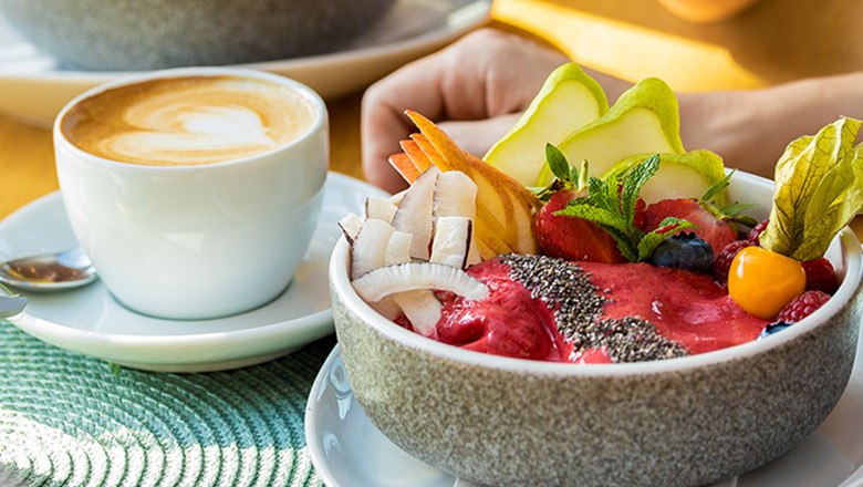 Eis-Greissler Kaffeehaus, Frühstück, © Blochberger Eisproduktion GmbH Frühstück mit Kaffee und Smoothie-Bowl mit Obst und Chiasamen.