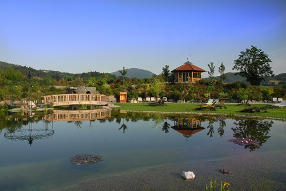 paradiesgartl_molzbachhof015__c_molzbachhof, © Hotel Molzbachhof Ein idyllischer Garten mit Teich, Holzbrücke und Pavillon im Hintergrund.
