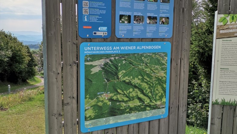 On the road along the Wiener Alpenbogen - Arc of the Viennese Alps (trail), © Wiener Alpen Information board at the Wiener Alpenbogen - Arc of the Viennese Alps (trail) with map and texts.