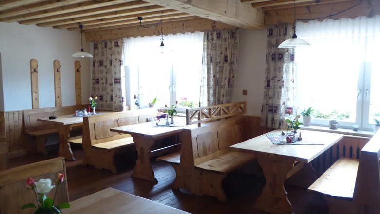 Gemütliches Gastzimmer, © Alpengasthof Fernblick, Fam. Pölzelbauer Gemütliches Gastzimmer mit Holzmöbeln und Blumen auf den Tischen.
