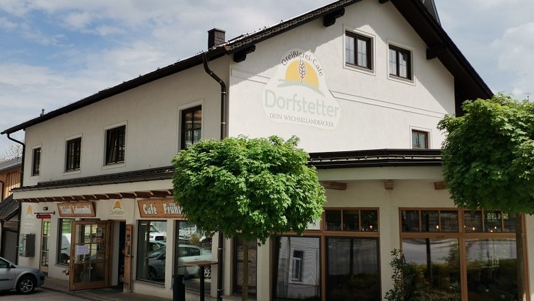 Bäckerei Dorfstetter, © Wiener Alpen Außenansicht der Bäckerei Dorfstetter mit Bäumen davor.