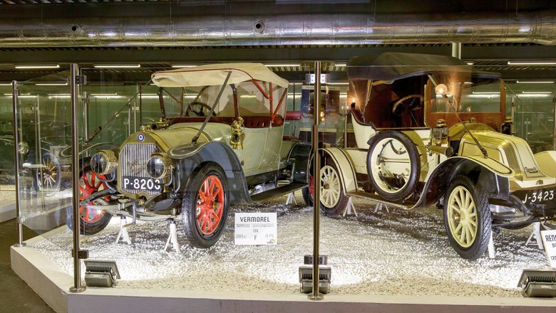 Automobilmuseum, © Franz Zwickl Historische Autos im Automobilmuseum hinter Glas ausgestellt.