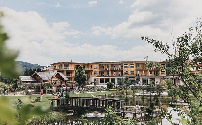 p7a1167_web_c_heldentheater_hotel-molzbachhof, © Heldentheater, Molzbachhof Hotel Molzbachhof mit Garten und Teich im Vordergrund.