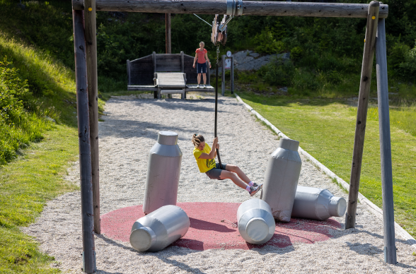 Kinder schmeißen Milchkannen um, © Stefan Wallner Schaukelweg auf der Erlebnisalm