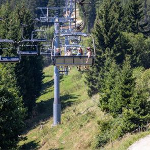 Vier Damen am Lift mit Blick nach hinten, © Stefan Wallner Mit dem Team am Lift
