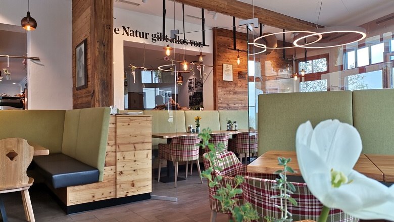 Bäckerei Dorfstetter, © Wiener Alpen Innenansicht einer gemütlichen Bäckerei mit Holzmöbeln und modernen Leuchten.