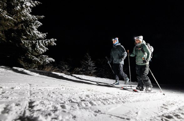 Zwei Skitourengeher auf der Piste