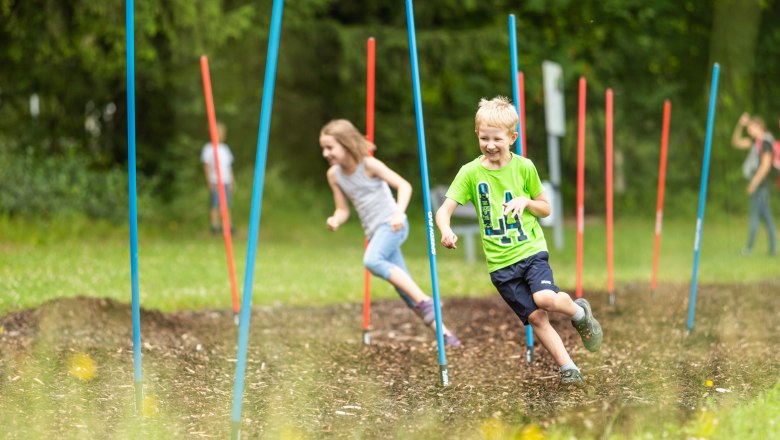St. Corona motor skills park, © Wexl Arena St. Corona am Wechsel Children run through a course with colorful poles in the St. Corona motor skills park.