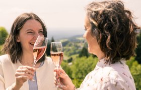 Zwei Freundinnen sto&szlig;en mit einem Glas Sekt an, &copy; Martin F&uuml;l&ouml;p