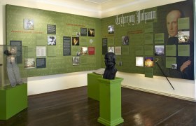 Ausstellungsraum &uuml;ber Erzherzog Johann mit Infotafeln und B&uuml;ste.