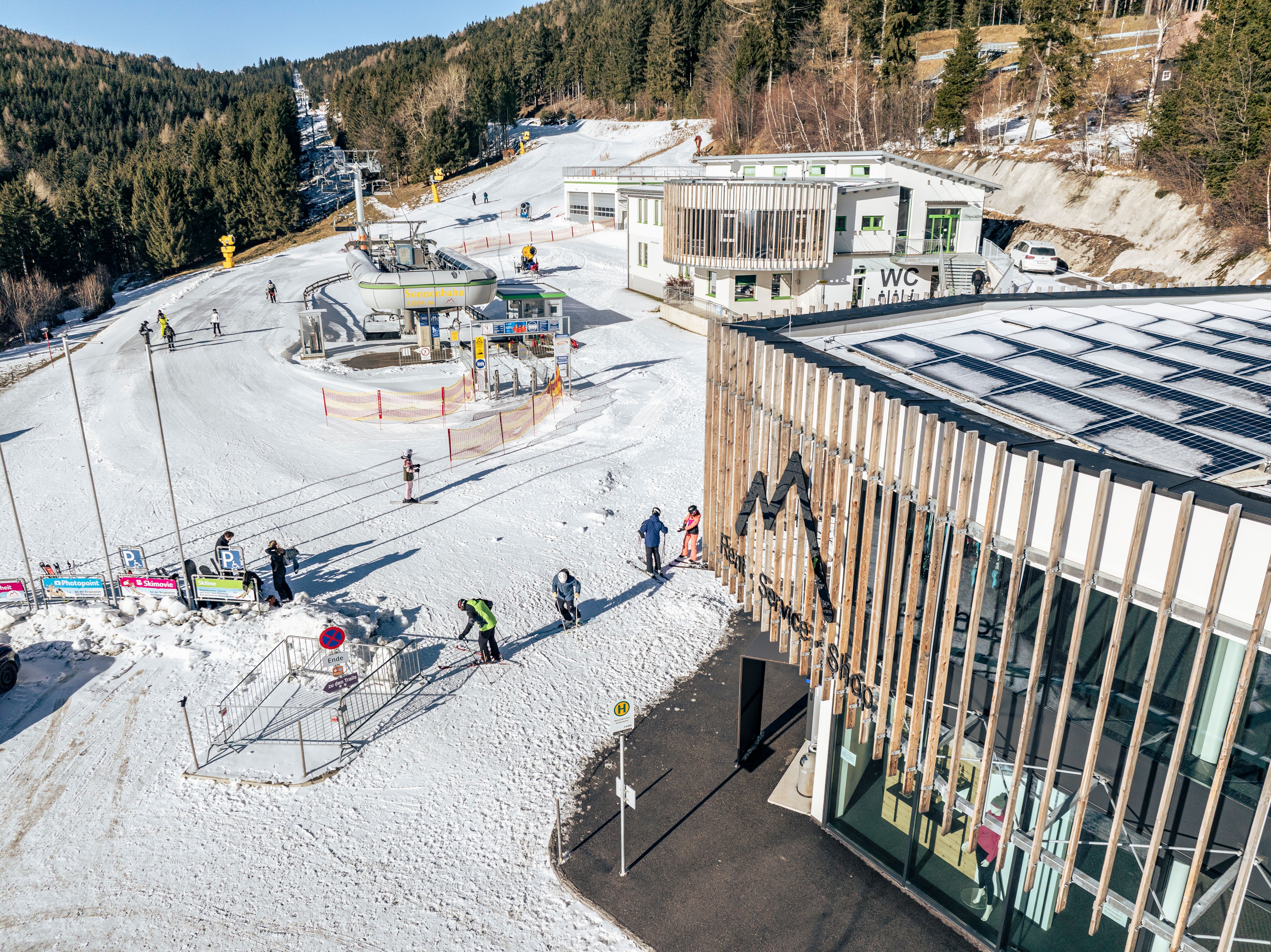 Skiverleih und Talstation Sonnenbahn im Winter.
