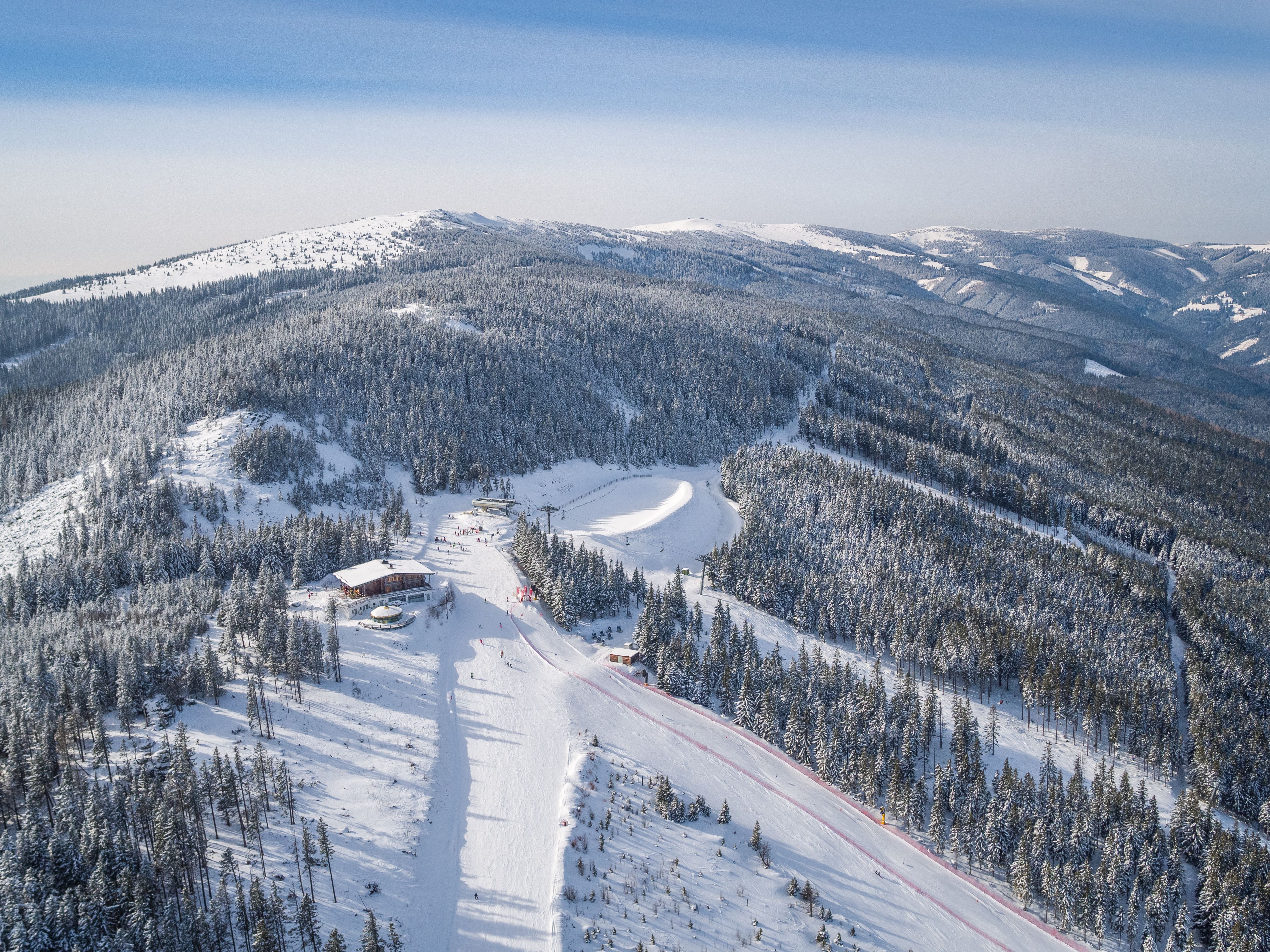 Panorama der Erlebnisalm Mönichkirchen im Winter.