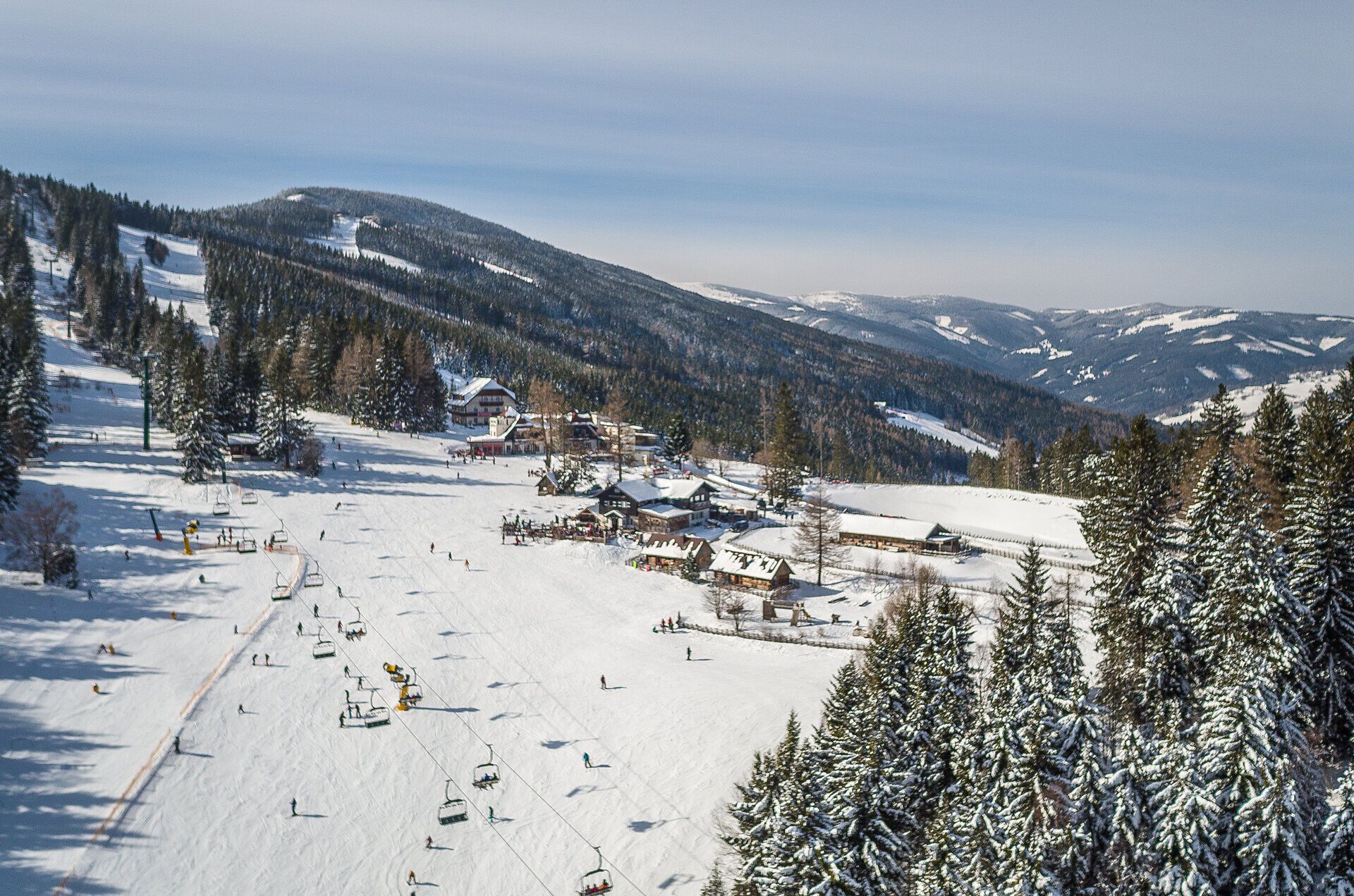 Die schneebedeckten Hänge laden zu unvergesslichen Abenteuern im Winter ein. Gemütliche Hütten und die frische Bergluft schaffen eine einladende Atmosphäre für alle, die die winterliche Natur genießen möchten.