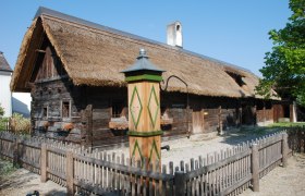 Traditionelles Holzhaus mit Strohdach im Freilichtmuseum Haag.