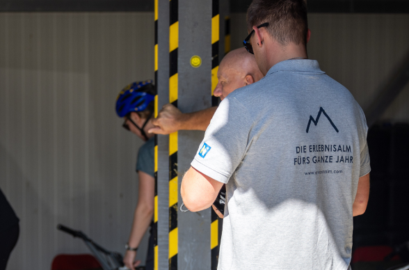Mitarbeiter stehen in der Garage der Mountaincarts, &copy; Stefan Wallner