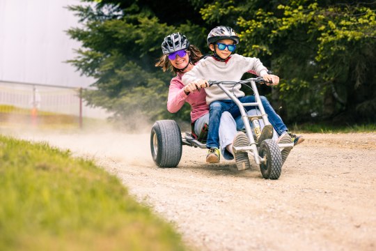 Mama uns Sohn fahren mit den Mountaincarts die kurvenreiche Strecke runter, &copy; Martin F&uuml;l&ouml;p