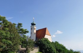 Blick auf die Pfarrkirche Dunkelsteinerwald, &copy; ARGE Dunkelsteinerwald