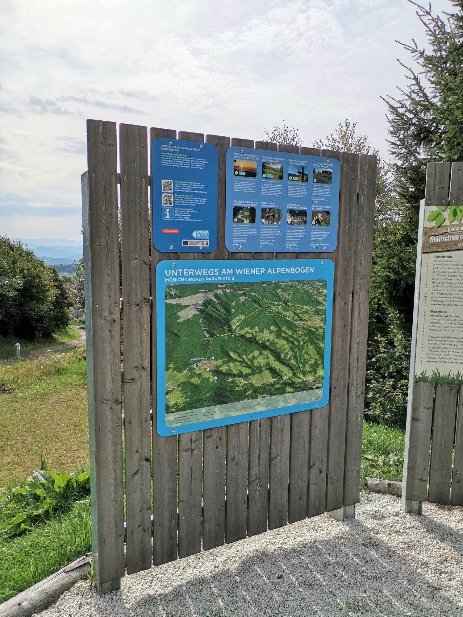 Informationstafel am Wiener Alpenbogen mit Karte und Texten.