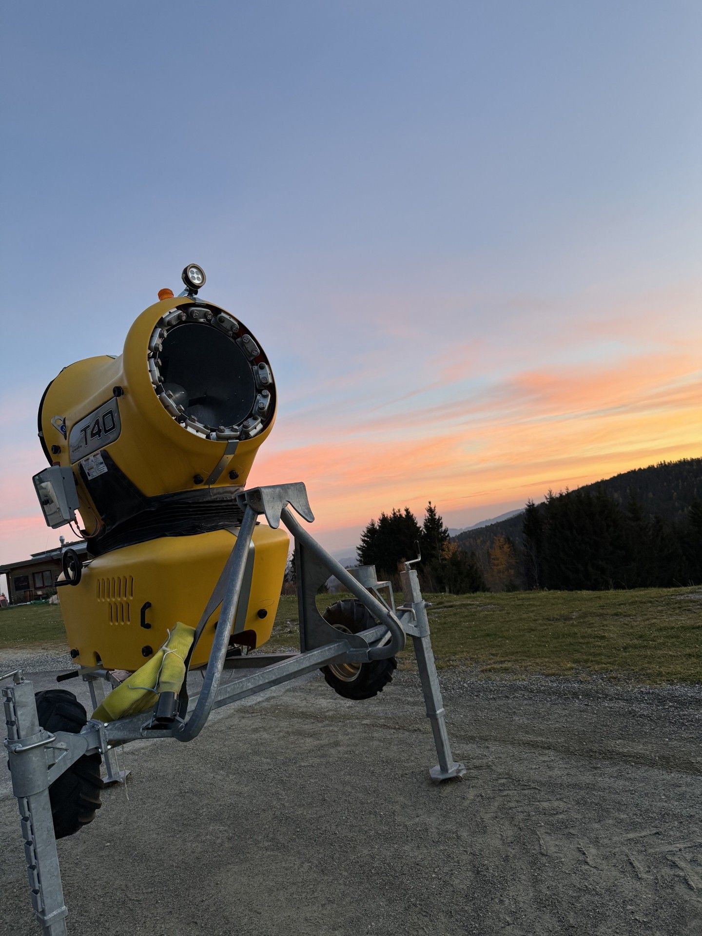 Schneekanone bei Sonnenuntergang