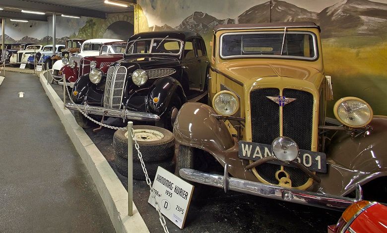 Reihe von Oldtimern in einem Automobilmuseum.
