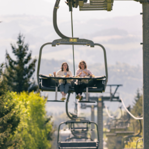 Zwei Personen am Lift mit einem Frühstück, © Martin Fülöp