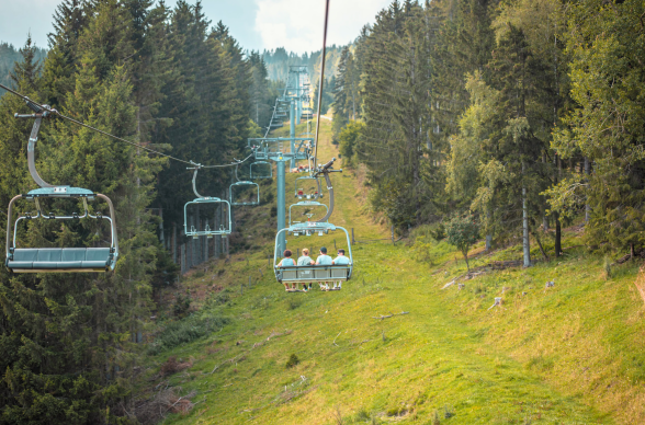 Vier Kollegen am Lift mit Blick nach vorne, &copy; Stefan Wallner