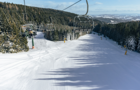 Gemütlich mi dem Sessellift hinauffahren, © Martin Fülöp