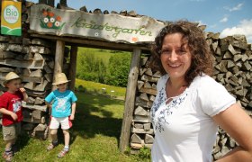 Martha Weber f&uuml;hrt durch ihren Kr&auml;utergarten, &copy; weinfranz.at