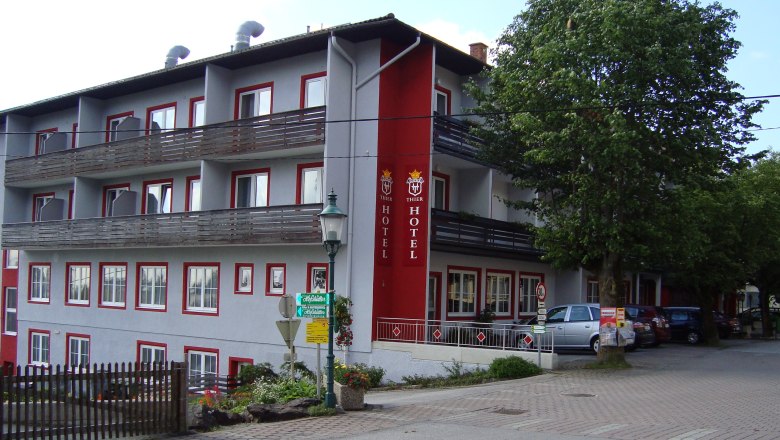 Außenansicht des Hotel Thier mit Balkonen und rotem Schriftzug.