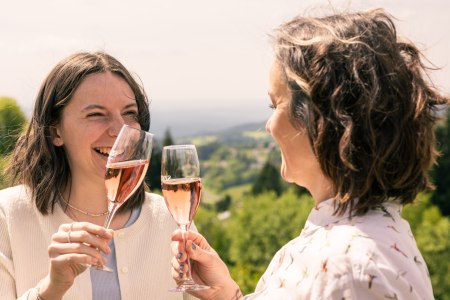 Zwei Freundinnen sto&szlig;en mit einem Glas Sekt an, &copy; Martin F&uuml;l&ouml;p
