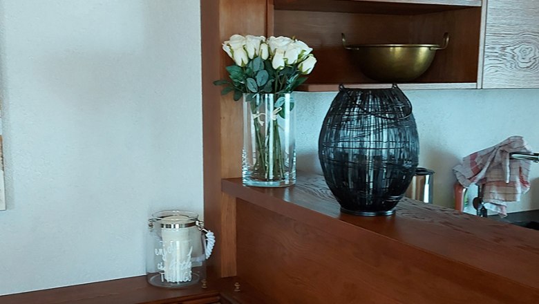 F&aacute;b&oacute;l k&eacute;sz&uuml;lt konyha polcokkal, p&aacute;rn&aacute;kkal &eacute;s dekor&aacute;ci&oacute;kkal.