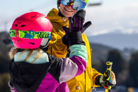 Mama und Tochter freuen sich über einen sonnigen Tag auf der Piste, © Stefan Wallner