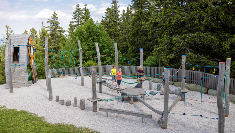Klettermöglichkeiten ohne Ende am Schaukelweg