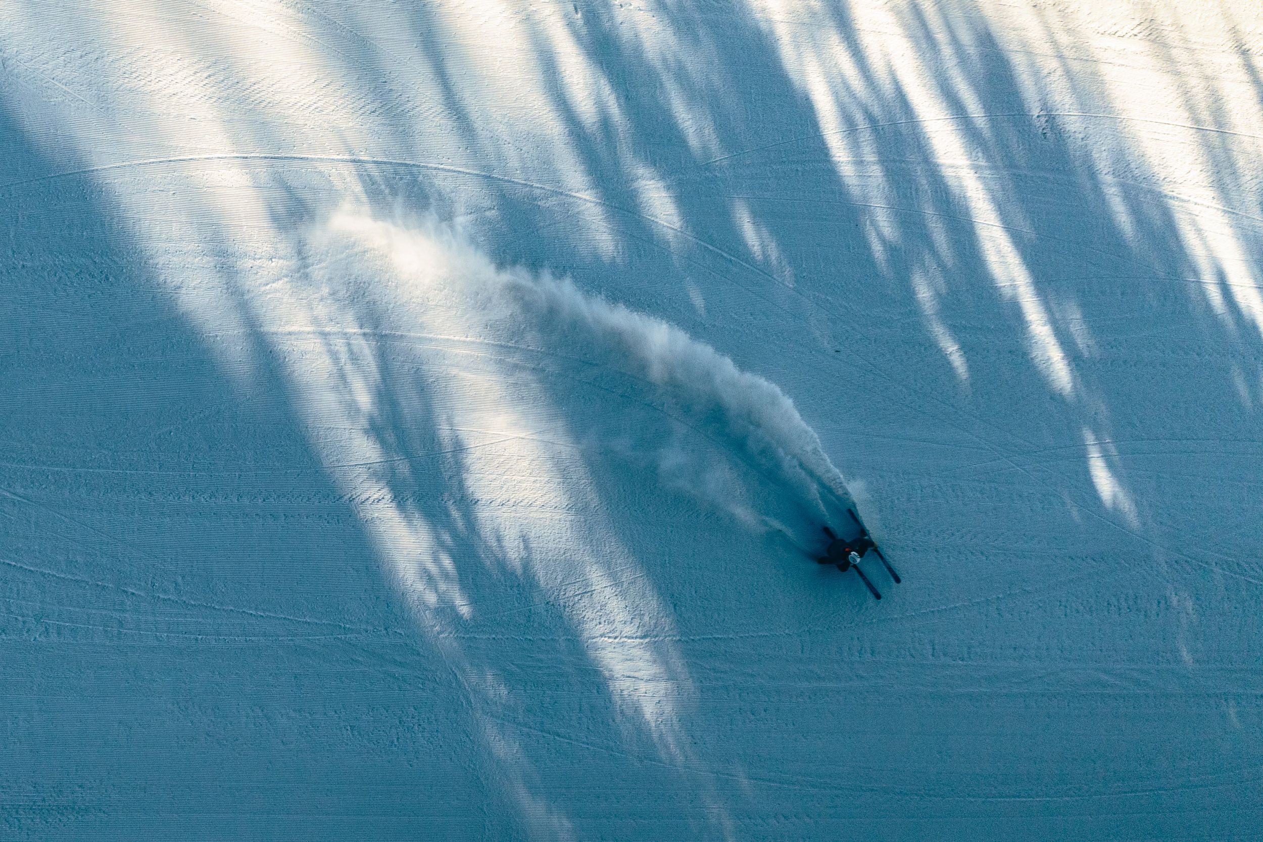 Skifahrer fährt auf Piste auf der Erlebnisalm Mönichkirchen.