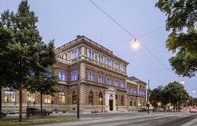 Historisches Geb&auml;ude des MAK in Wien bei D&auml;mmerung.