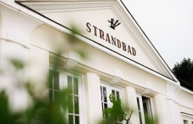 Das Alpenstrandbad Edlach l&auml;dt mit seiner charmanten Architektur und der ruhigen Atmosph&auml;re zum Verweilen ein. Umgeben von &uuml;ppigem Gr&uuml;n und der majest&auml;tischen Kulisse der Wiener Alpen, ist dieser Ort ein perfektes Ziel f&uuml;r Erholungssuchende und Naturliebhaber.