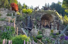 Steingarten mit Wasserfall und Pflanzen in Lunz am See.