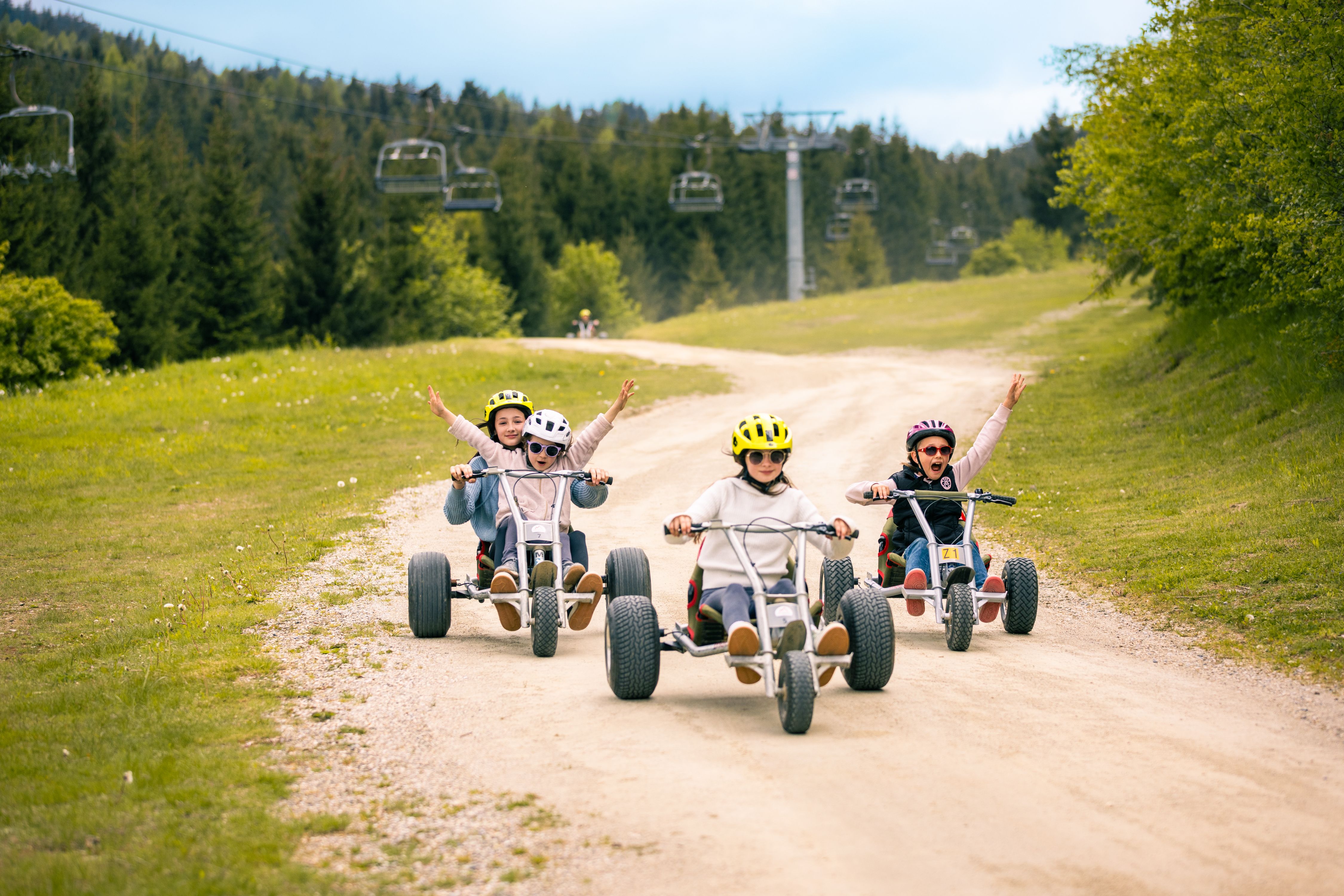 Kinder beim Mountaincartfahren