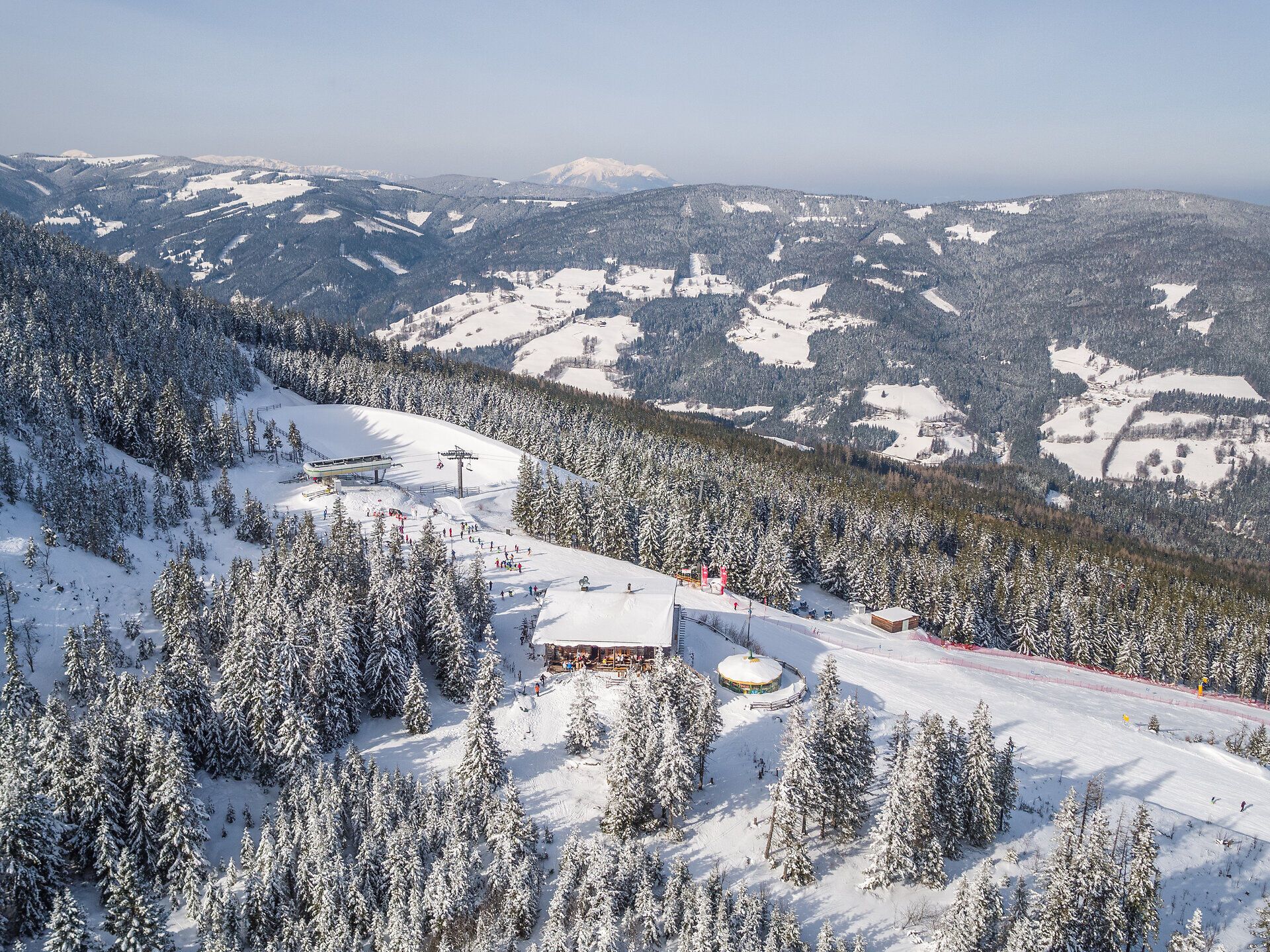 Die schneebedeckten Hänge laden zu unvergesslichen Winterabenteuern ein. Umgeben von majestätischen Tannen und der klaren Bergluft, genießen Besucher die Ruhe und Schönheit der winterlichen Landschaft. Hier wird der Winter zum Erlebnis für die ganze Familie.
