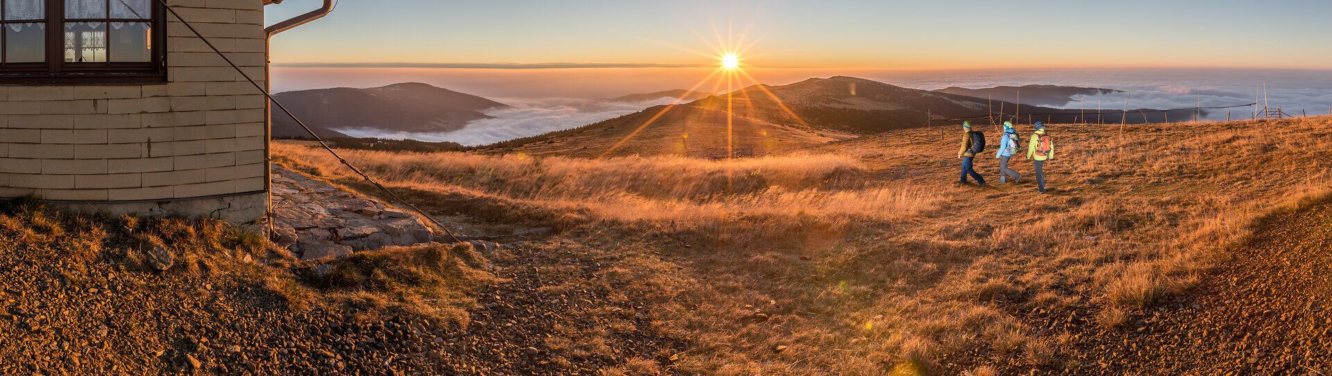 Die sanften Hügel des Wechsels laden zu unvergesslichen Wanderungen ein, während die goldenen Strahlen der aufgehenden Sonne die Landschaft in ein warmes Licht tauchen. Hier, wo die frische Bergluft und die atemberaubenden Ausblicke auf die Wiener Alpen harmonisch verschmelzen, wird jeder Schritt zu einem Erlebnis der Natur.