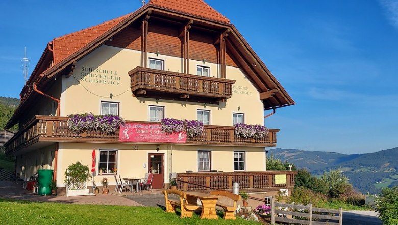 Hagyom&aacute;nyos fogad&oacute; f&aacute;b&oacute;l k&eacute;sz&uuml;lt erk&eacute;lyekkel &eacute;s vir&aacute;gokkal, z&ouml;ld dombokkal &eacute;s k&eacute;k &eacute;ggel k&ouml;r&uuml;lv&eacute;ve.