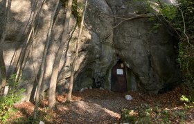 Der Eingang zur Merkensteiner H&ouml;hle ist heute durch eine Eisent&uuml;r verschlossen, &copy; ARDIG