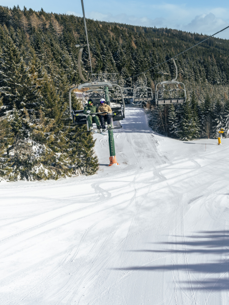 Gemütlich mi dem Sessellift hinauffahren, © Martin Fülöp