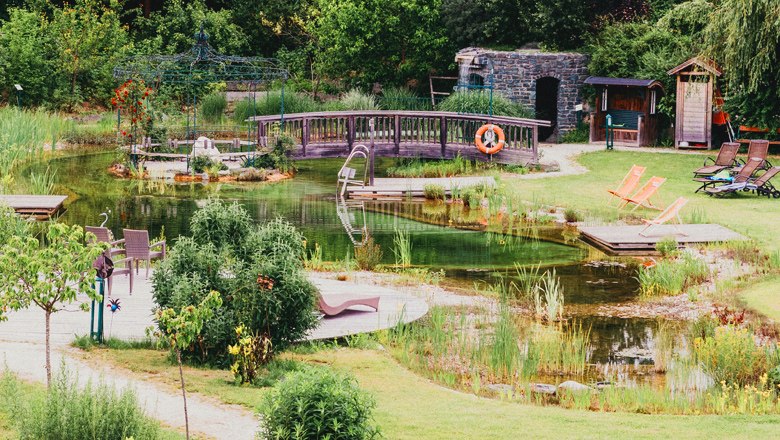 Idilli kert tavacsk&aacute;val, fah&iacute;ddal &eacute;s nyug&aacute;gyakkal.