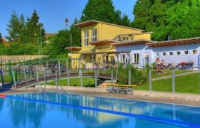 Freibad Altlengbach mit Schwimmbecken und Geb&auml;ude im Hintergrund.