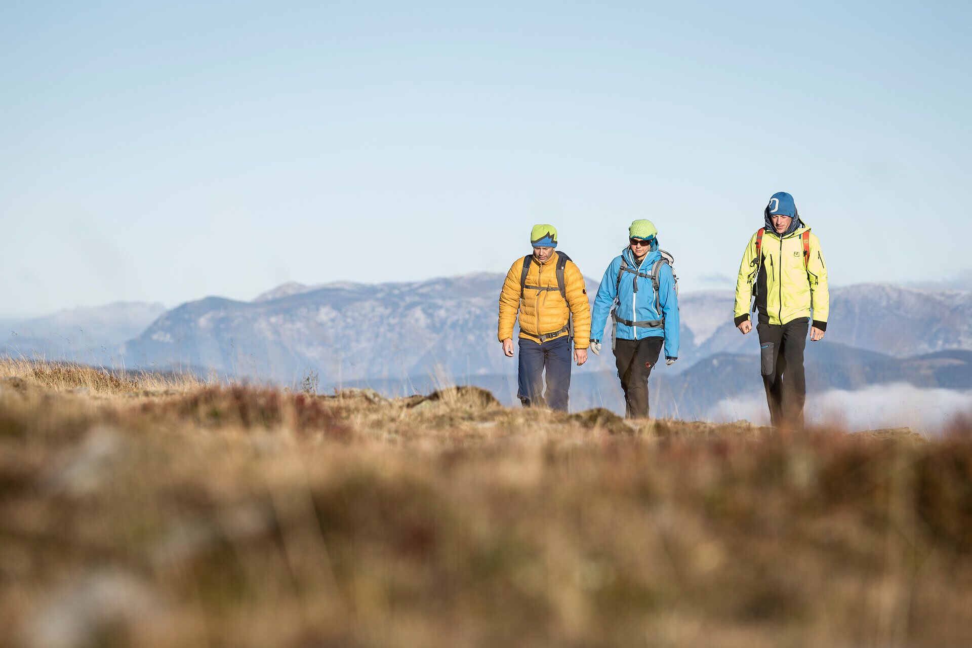 Die Wanderer genießen die frische Bergluft und die atemberaubende Aussicht auf die umliegenden Gipfel. Umgeben von sanften Hügeln und blühenden Wiesen, lädt die Landschaft zu unvergesslichen Erlebnissen in der Natur ein.