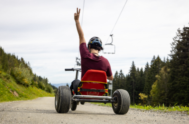 Mountaincartfahren nachdem Mountainbiken
